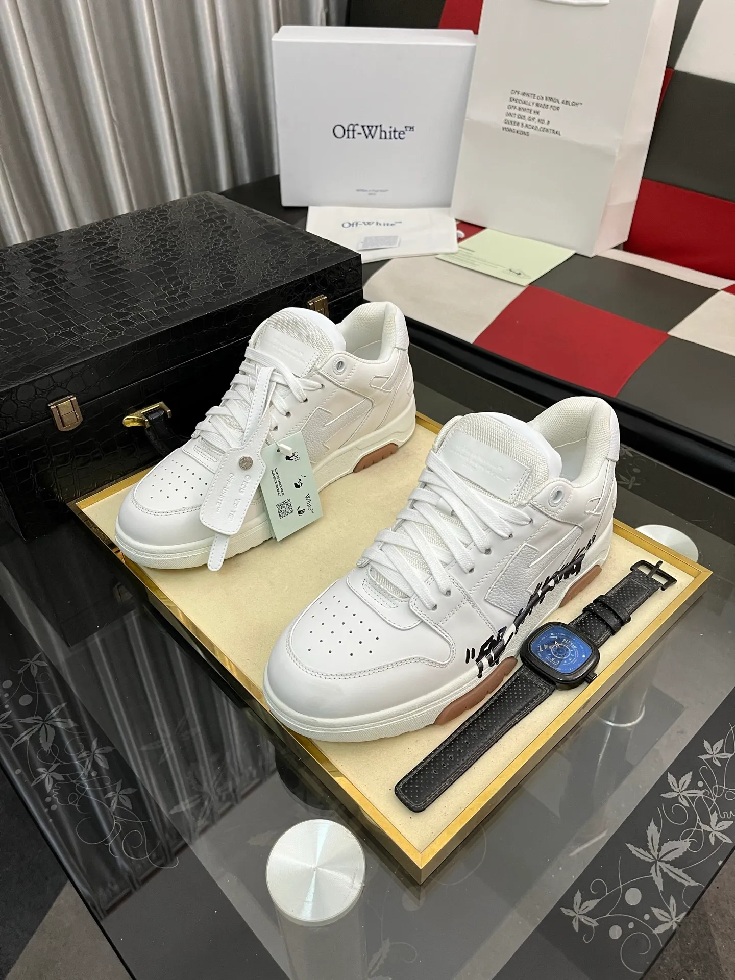 Men's shoes 💰600⌚️⌚️ OFF-White C/O VirGil Abloh fashionable and versatile casual shoes. Exclusive first release of the new model. Made of environmentally friendly cowhide leather and mesh fabric upper material. The insole is embedded with foam cushioning EVA material. The correct midsole is equipped with EVA lightweight cushioning. External tooth nail rubber outsole. The correct accessories can be customized simultaneously. Women's model: 35-40 Men's model: 39-45